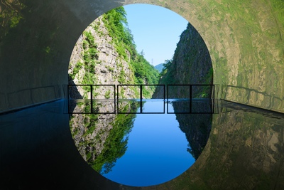新潟・清津峡渓谷トンネル｜水鏡の絶景とアート空間を歩くフォトスポット
