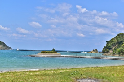 阿川ほうせんぐり海浜公園｜穏やかな湾と芝生、海遊びを備える