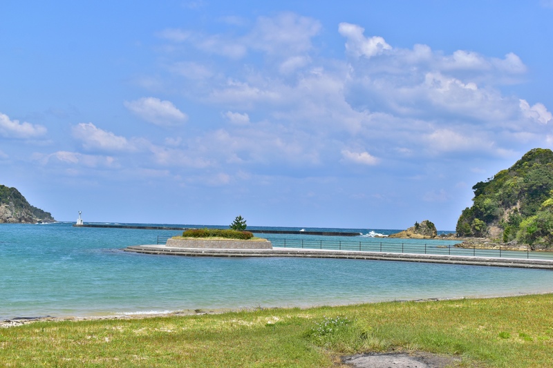 阿川ほうせんぐり海浜公園｜穏やかな湾と芝生、海遊びを備える