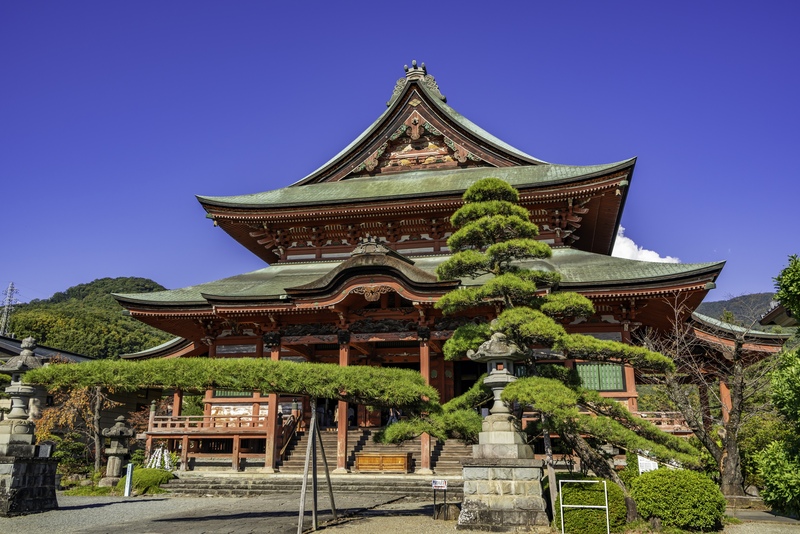 甲斐善光寺を歩く｜撞木造の本堂と鳴き龍、武田信玄の祈りをたどる