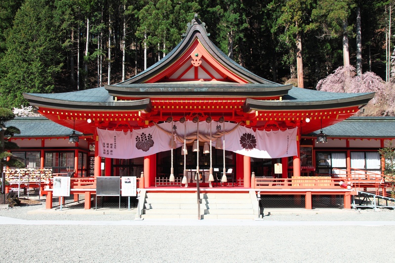 金櫻神社を歩く｜金峰山信仰と水晶、御神木・鬱金桜の由緒をたどる