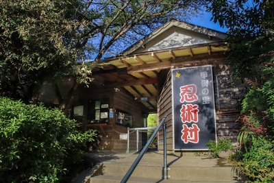 甲賀の里忍術村を歩く｜からくり屋敷と忍術博物館、修業体験を楽しむ