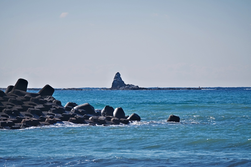 えぼし岩を望む｜姥島の地層と茅ヶ崎の海景、見学方法を知る