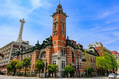 横浜市開港記念会館の建築美｜赤れんがの意匠と時計塔、開港の記憶