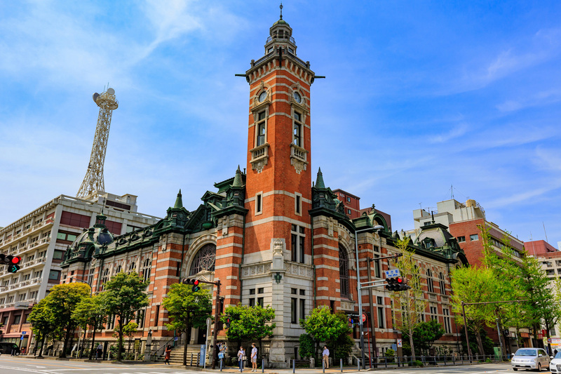 横浜市開港記念会館の建築美｜赤れんがの意匠と時計塔、開港の記憶