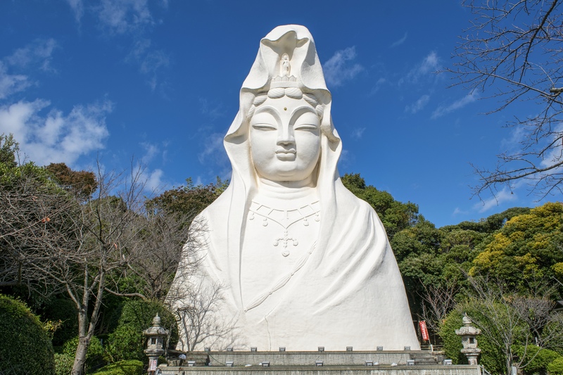大船観音寺で平和を祈る｜白衣観音の胎内と平和の火、祈りの歴史