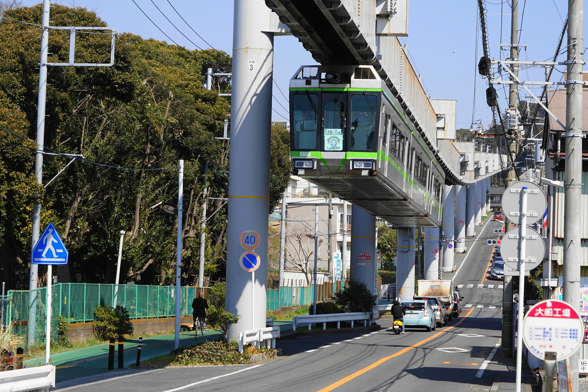 湘南モノレールに乗る｜懸垂式の車窓とトンネルを大船から江の島へ