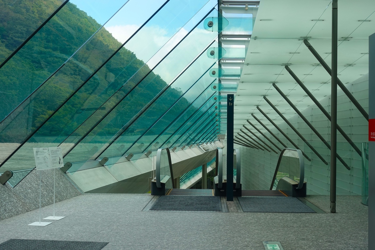 ポーラ美術館で楽しむアートと建築｜印象派・光・森の彫刻に出会う
