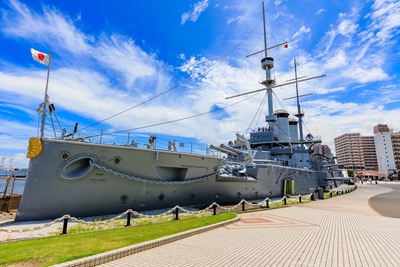 三笠公園で出会う港町の歴史｜記念艦三笠と東郷像、猿島への海景