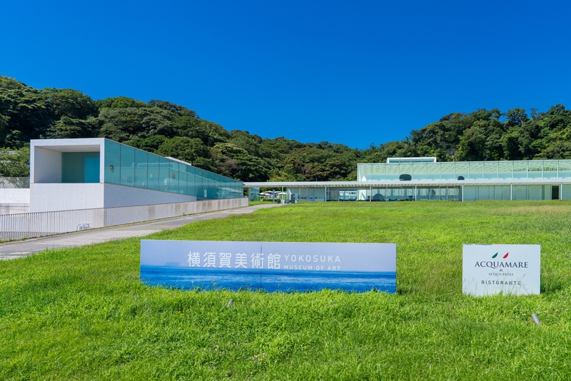 横須賀美術館がつなぐ海・建築・アート｜丸窓の展示空間と谷内六郎館