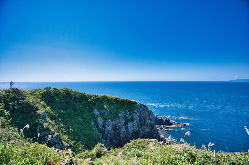 龍飛崎の海峡景観を味わう｜龍飛埼灯台・北海道の山影・風の岬