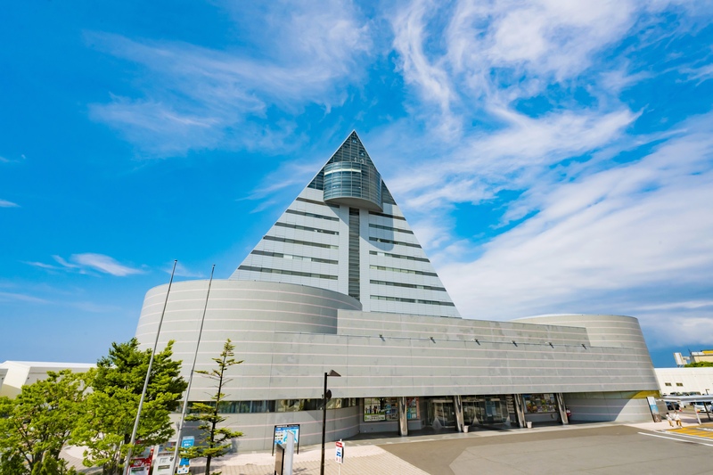 青森県観光物産館アスパムを知る｜三角の建築・展望台・青森の物産