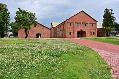 弘前れんが倉庫美術館が継ぐ建築の記憶｜酒造倉庫と現代アート