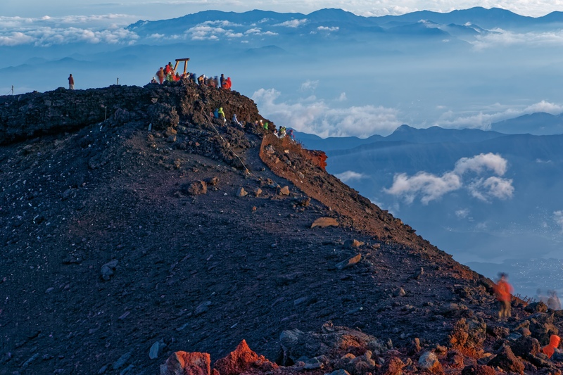 富士登山の準備を整える｜雨風に備える装備と無理のない計画