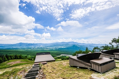 山梨・清里テラス｜標高1900mのソファ席で絶景と雲海を楽しむ高原リゾート