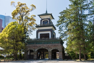 色ガラス越しの光が導く尾山神社｜神門から庭園へたどる参拝