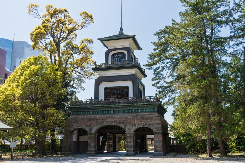 色ガラス越しの光が導く尾山神社｜神門から庭園へたどる参拝