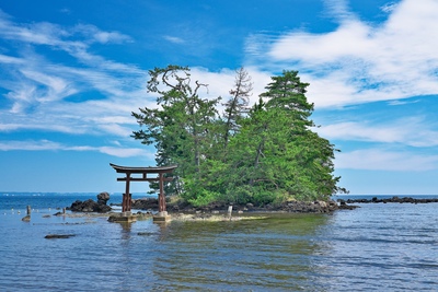 恋路海岸で伝承と海辺の風景に触れる｜弁天島を望む散策