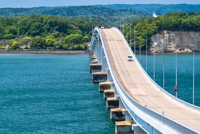 七尾湾に弧を描く能登島大橋｜島へ渡る車窓と海景色を楽しむ