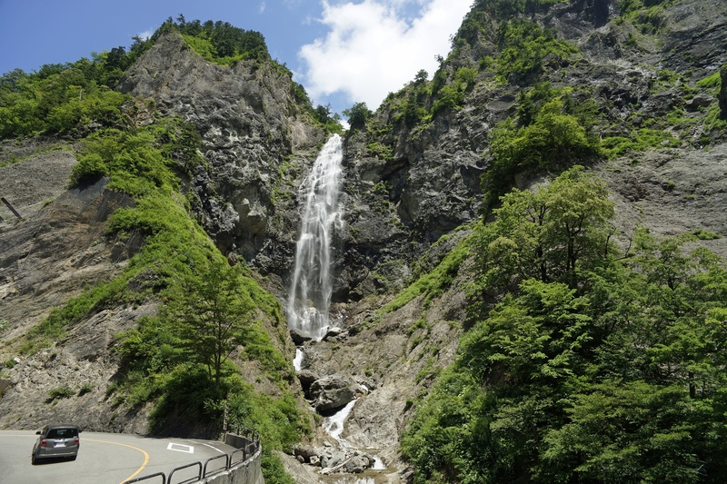断崖から落ちるふくべの大滝｜水しぶきと蛇谷の深さを感じる