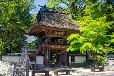 由布院の佛山寺で祈りの歴史へ｜茅葺き山門と石垣を静かに巡る