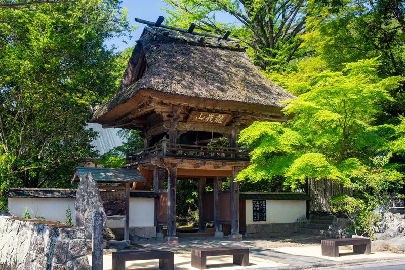 由布院の佛山寺で祈りの歴史へ｜茅葺き山門と石垣を静かに巡る