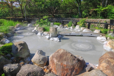 鬼石坊主地獄は熱泥の輪から見る｜音・形・足湯を安全に楽しむ