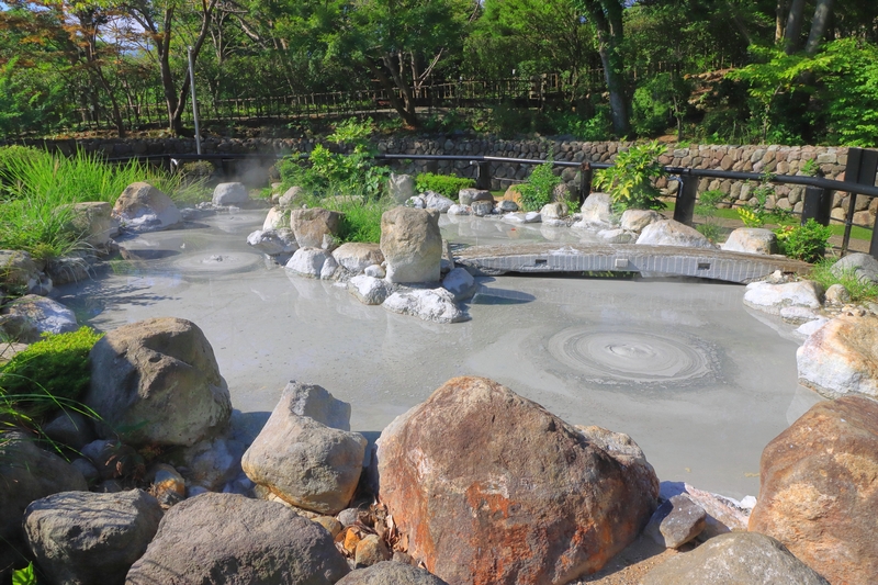 鬼石坊主地獄は熱泥の輪から見る｜音・形・足湯を安全に楽しむ