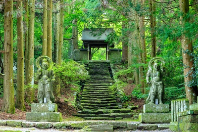 両子寺は仁王像から奥の院へ｜石段でゆっくりたどる六郷満山の祈り
