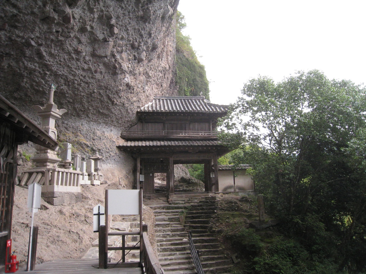 羅漢寺と古羅漢を分けて巡る｜岩窟の祈りと岩峰の景観をたどる