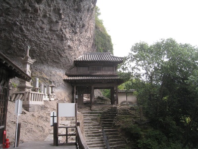 羅漢寺と古羅漢を分けて巡る｜岩窟の祈りと岩峰の景観をたどる