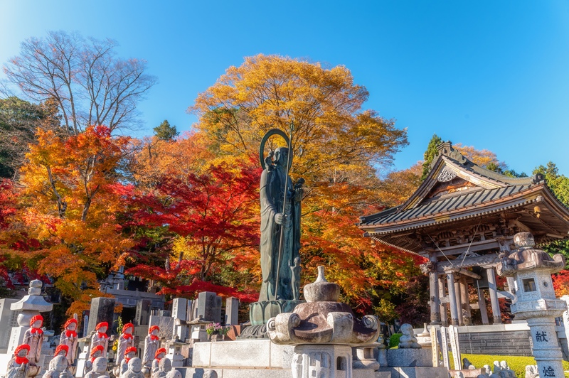 永源寺は坂道の先で紅葉を味わう｜大子の町並みを望む参拝