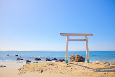 つぶてヶ浦で海と伝承に出会う｜伊勢を向く鳥居と巨岩の地層