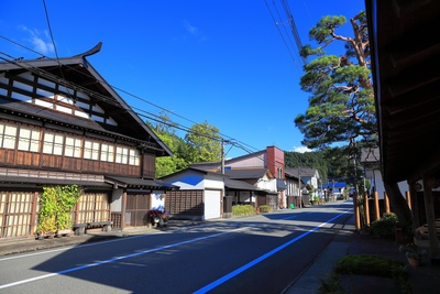 山形・金山町の町並みをたどる｜白壁の金山住宅と大堰の風景