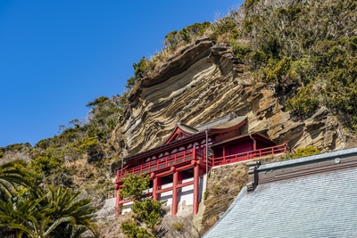 館山・大福寺の崖観音堂を静かに拝観｜岩肌の本尊と館山湾の眺め