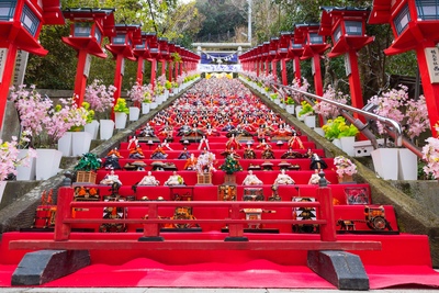 勝浦・遠見岬神社のひな人形を訪ねる｜60段の石段飾りと参拝の心得