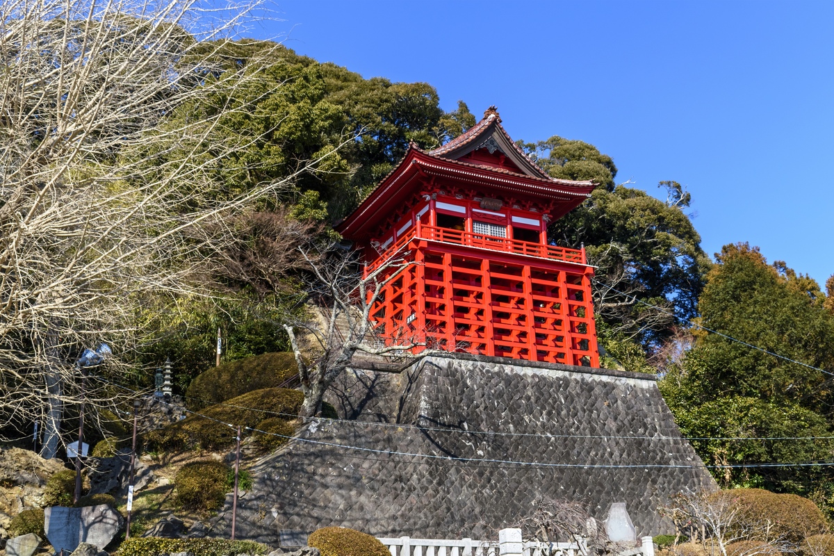 浪切不動院（山武市成東）の朱塗り本堂｜懸崖造り・石塚山・寺伝の見どころ