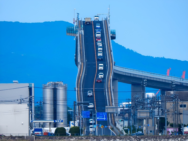 江島大橋（ベタ踏み坂）はなぜ急に見える？勾配6.1％の理由と安全な見学・撮影法