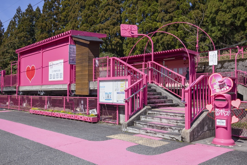 恋山形駅（鳥取・智頭町）はなぜピンク？「来い」の駅名由来とハートの見どころ・アクセス