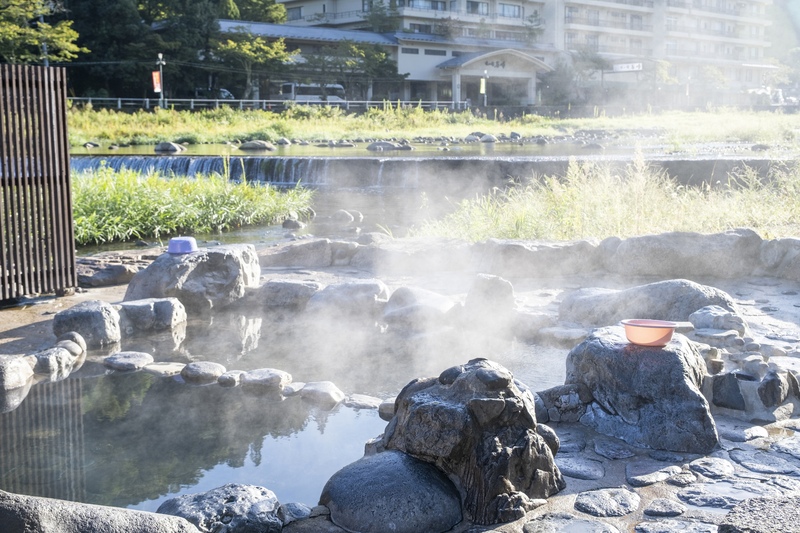 三朝温泉（鳥取）はなぜ名湯？ラドン泉の特徴と株湯・河原風呂・三朝橋の楽しみ方